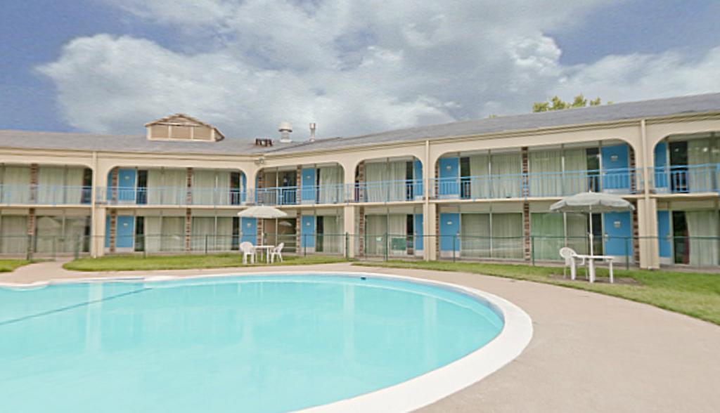 Americas Best Value Inn Manhattan Exterior photo