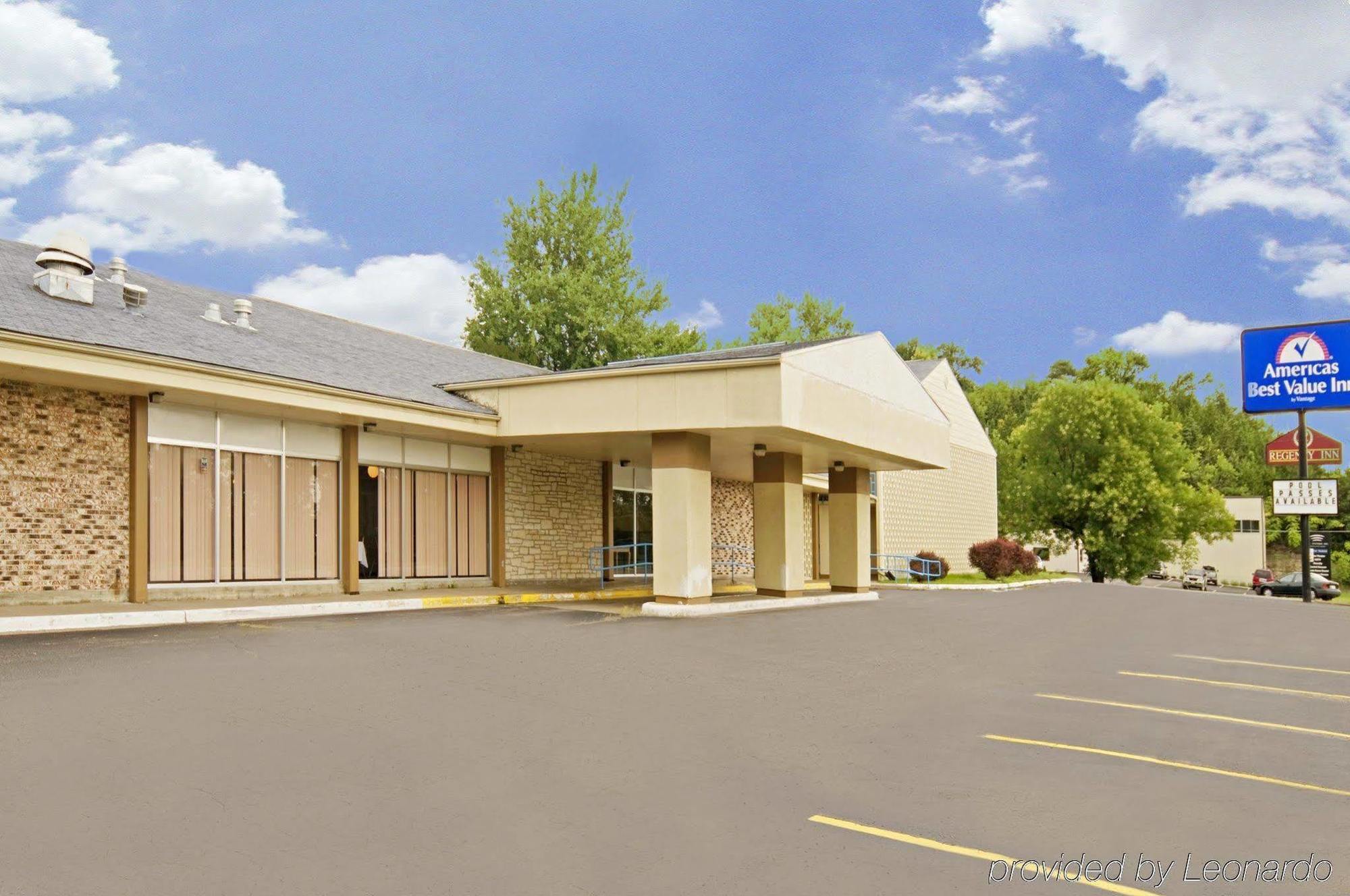 Americas Best Value Inn Manhattan Exterior photo